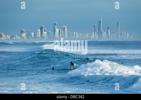 Surfer la vague d'équitation avec Surfers Paradise skyline en arrière-plan. Burleigh Heads, Gold Coast, Queensland, Australie Banque D'Images