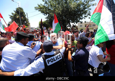 Ramallah, Cisjordanie, territoire palestinien. 28 juillet, 2013. La police anti-émeutes palestiniennes en conflit avec les manifestants contre les prochaines négociations entre les dirigeants palestiniens et Israël, ils essaient d'une marche vers le siège du président palestinien Mahmoud Abbas, dans la ville de Ramallah, en Cisjordanie le 28 juillet 2013. Le Premier ministre israélien Benjamin Netanyahu était à la recherche de l'approbation du cabinet pour une sortie de 104 contentieux palestinien et ancien combattant prisonniers israélo-arabe, pour coïncider avec la reprise des pourparlers de paix qui ont été bloquées depuis septembre 2010 (Crédit Image : © Issam Rimaw Banque D'Images