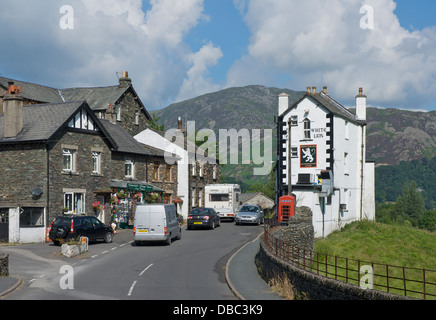 La circulation dans le village de Penrith, Parc National de Lake District, Cumbria, Angleterre, Royaume-Uni Banque D'Images