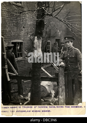 Dommages causés par des fragments d'éclatement des bombes, lancées de zeppelins (Photo 24-28) Banque D'Images