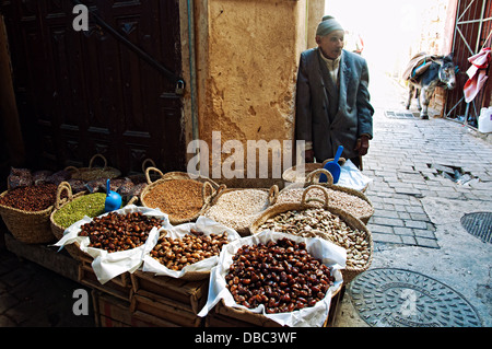 Étal de fruits secs dans la médina de Fès. Fès el Bali, ville impériale, Maroc Banque D'Images