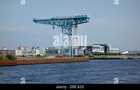 La grue Titan de Clydebank en Ecosse sur l'emplacement de l'ancien chantier naval John Brown vu de la rivière Clyde et Collège de Clydebank Banque D'Images