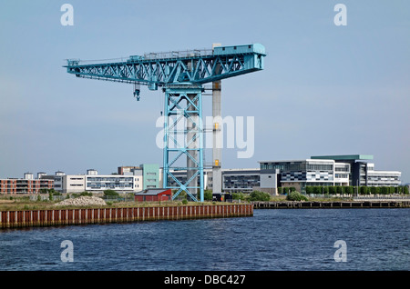 La grue Titan de Clydebank en Ecosse sur l'emplacement de l'ancien chantier naval John Brown vu de la rivière Clyde et Collège de Clydebank Banque D'Images