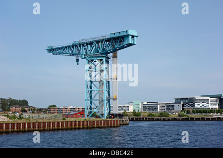 La grue Titan de Clydebank en Ecosse sur l'emplacement de l'ancien chantier naval John Brown vu de la rivière Clyde et Collège de Clydebank Banque D'Images