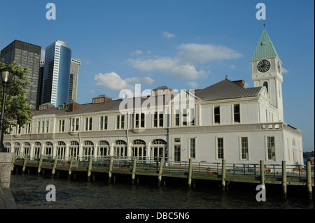 Une jetée dans Battery Park City est le dernier pilier du xixe siècle sur la rivière Hudson à Manhattan. Il deviendra un restaurant. Banque D'Images