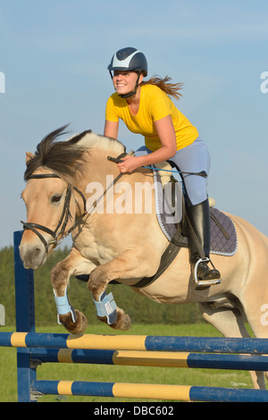 Jeune sur le dos d'un fjord norvégien saut à cheval Banque D'Images