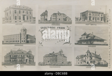 Cette carte postale de Saskatoon offre une vue panoramique de la ville, mettant en valeur son architecture et les paysages environnants. L'image fait partie de la collection historique. Banque D'Images