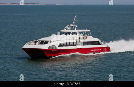 Rouge 5 Red Funnel Jet Traversier de passagers entre Southampton et West Cowes (île de Wight, Hampshire, Angleterre Banque D'Images