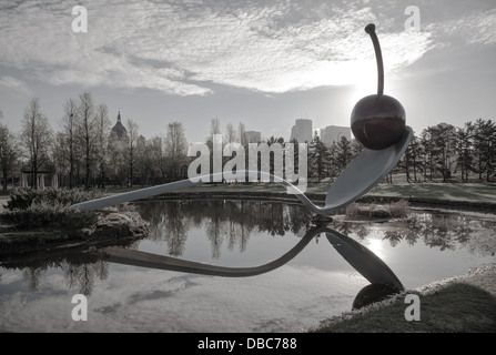 Le Spoonbridge and Cherry au Minneapolis Sculpture Garden à Minneapolis, MN. Banque D'Images