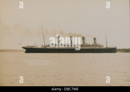 Une photographie du HMS Olympic en cours de route en 1919. Cette image capture le navire de classe olympique, un navire jumeau du Titanic, en plein mouvement sur la mer. Banque D'Images