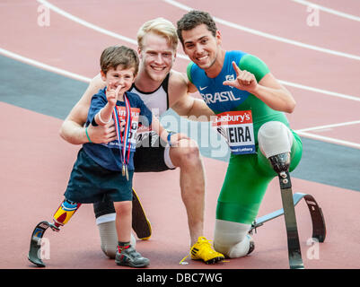 Alan Oliveira célèbre remportant la mens T43/44 100m à et établissant un nouveau record du monde avec Rio Louis-Jean Rousseau et Jonnie Peacock le Sainsbury's International Para Défi au Stade Olympique, à Londres le 28 juillet 2013, UK Banque D'Images