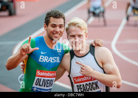 Alan Oliveira célèbre remportant la mens T43/44 100m à et établissant un nouveau record du monde avec le Jonnie Peacock Sainsbury's International Para Défi au Stade Olympique, à Londres le 28 juillet 2013, UK Banque D'Images