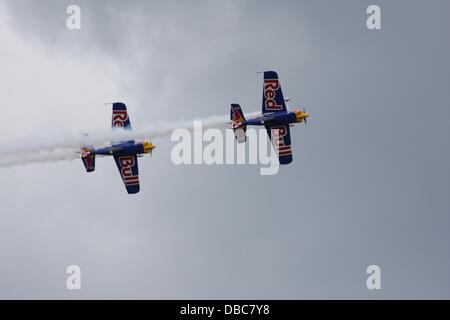 Sunderland, Royaume-Uni. 28 juillet 2013. Des foules de gens aiment les spectacles du 25e Salon aéronautique de Sunderland. Le Red Bull Matadors effectuer en formation serrée pour la foule. Credit : Ken Meade/Alamy Live News Banque D'Images