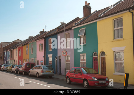 Rue avec maisons peintes de couleurs pastel Banque D'Images