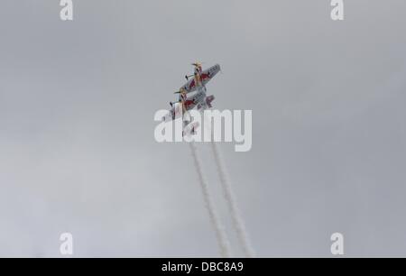 Sunderland, Royaume-Uni. 28 juillet 2013. Des foules de gens aiment les spectacles du 25e Salon aéronautique de Sunderland. Le Red Bull Matadors effectuer en formation serrée pour la foule. Credit : Ken Meade/Alamy Live News Banque D'Images