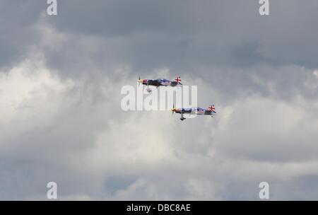 Sunderland, Royaume-Uni. 28 juillet 2013. Des foules de gens aiment les spectacles du 25e Salon aéronautique de Sunderland. Le Red Bull Matadors effectuer en formation serrée pour la foule. Credit : Ken Meade/Alamy Live News Banque D'Images