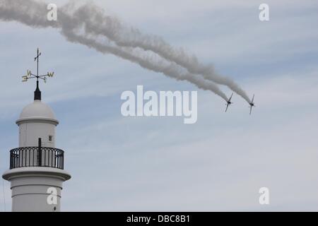 Sunderland, Royaume-Uni. 28 juillet 2013. Des foules de gens aiment les spectacles du 25e Salon aéronautique de Sunderland. Le Red Bull Matadors effectuer en formation serrée pour la foule. Credit : Ken Meade/Alamy Live News Banque D'Images