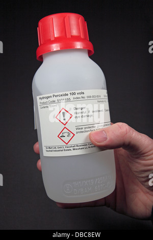 Une bouteille de peroxyde d'hydrogène (H2O2 - 100 vols), utilisé dans une école secondaire au Royaume-Uni. Banque D'Images
