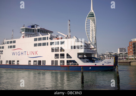 Wight ferry lien entrant dans le port de Portsmouth avec la tour Spinnaker dans l'arrière-plan Banque D'Images