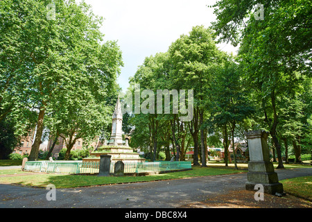 Le cadran solaire Memorial Burdett-Coutts dans les jardins de St Pancras London UK Banque D'Images