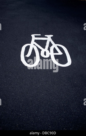 Cycle path sign painted on the road Banque D'Images