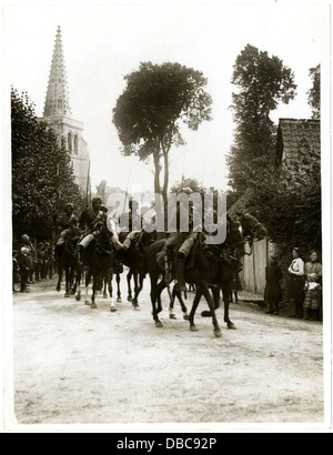 Cette photographie historique montre des troupes de cavalerie indiennes marchant dans le village français d'Estrée Blanche pendant la première Guerre mondiale, probablement dans le cadre de l'implication militaire de l'Empire britannique dans le conflit. Banque D'Images