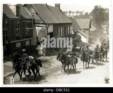 Cette photographie montre des troupes de cavalerie indiennes marchant dans un village français près de Fenges pendant la première Guerre mondiale. Elle met en évidence le rôle des soldats indiens dans l'armée britannique sur le front occidental et leurs contributions importantes pendant la guerre. Banque D'Images