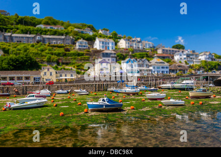 Les bateaux de pêche et yachts amarrés dans le port de Looe durant la marée basse, Cornwall, Angleterre, Royaume-Uni, Europe Banque D'Images