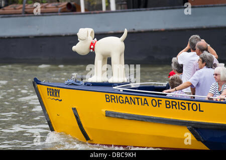 Bristol, Royaume-Uni. 27 juillet, 2013. Un Gromit statue orne une Bristol Ferry avec les passagers prenant un voyage sur le port Crédit : Rob Hawkins/Alamy Live News Banque D'Images