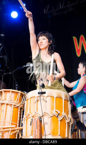 Malmesbury, UK. 28 juillet, 2013. Gocoo, un groupe de tambours taiko japonais, performer au festival WOMAD dans Charlton Park près de Malmesbury dans le Wiltshire. La world music festival attire près de 40 000 personnes à la zone rurale. Crédit : Adam Gasson/Alamy Live News Banque D'Images