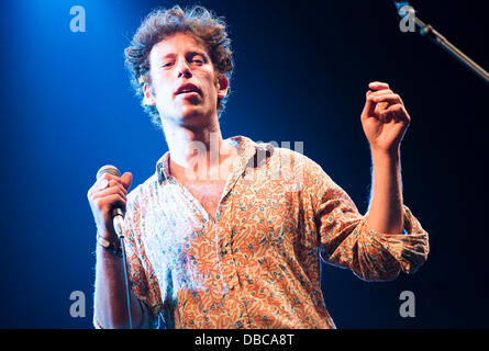 Malmesbury, UK. 28 juillet, 2013. Prix Mercure nommé Sam Lee effectue au festival WOMAD dans Charlton Park près de Malmesbury dans le Wiltshire. La world music festival attire près de 40 000 personnes à la zone rurale. Crédit : Adam Gasson/Alamy Live News Banque D'Images