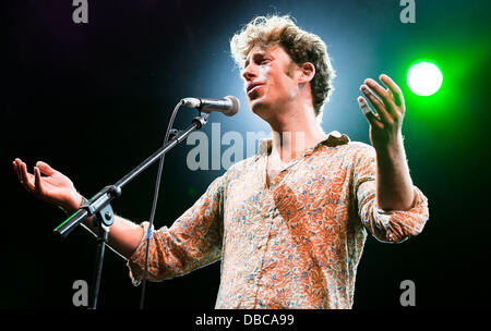 Malmesbury, UK. 28 juillet, 2013. Prix Mercure nommé Sam Lee effectue au festival WOMAD dans Charlton Park près de Malmesbury dans le Wiltshire. La world music festival attire près de 40 000 personnes à la zone rurale. Crédit : Adam Gasson/Alamy Live News Banque D'Images