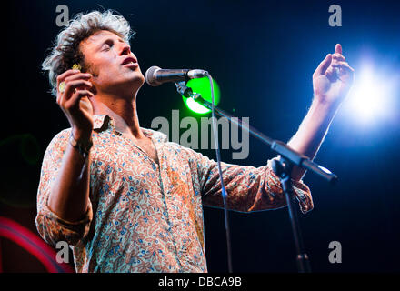 Malmesbury, UK. 28 juillet, 2013. Prix Mercure nommé Sam Lee effectue au festival WOMAD dans Charlton Park près de Malmesbury dans le Wiltshire. La world music festival attire près de 40 000 personnes à la zone rurale. Crédit : Adam Gasson/Alamy Live News Banque D'Images