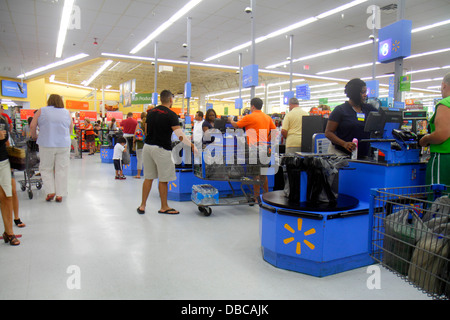 Florida Hallandale Beach, Walmart Big-Box Wal-Mart, intérieur, check out counters, caissières, les visiteurs Voyage visite touristique site touristique Banque D'Images