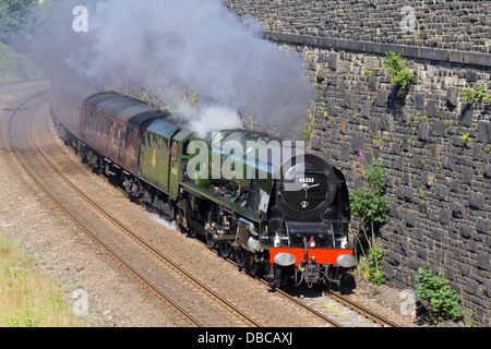 Une locomotive à vapeur tirant un train de voyageurs sur le Flyer à Scarborough Marsden, West Yorkshire le 26 juillet 2013 Banque D'Images