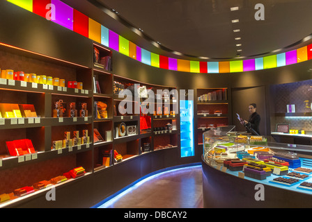 Paris, France, à l'intérieur de chocolat et Macaron Boulangerie, 'Pierre Herme', (dans le Marais), Chocolatier, des pâtisseries de l'intérieur de détail moderne Banque D'Images