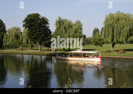 Un bateau de plaisance voyage avec les touristes sur la rivière Avon à Stratford upon Avon en Angleterre Banque D'Images