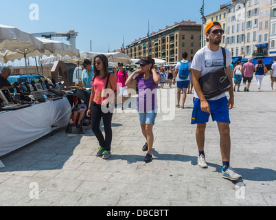 Marseille, France, Groupe de jeunes touristes marchant, visiter le Vieux Port, Street Scenes, Banque D'Images