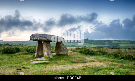 Lanyon Quoit près de Madron sur la péninsule de Lands End en Cornouailles, avec une mine d'étain de Cornouailles au loin. Banque D'Images