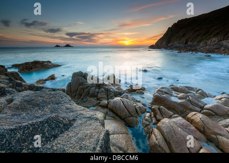 Porth Nanven coucher de soleil sur la crique rocheuse, près de Land's End, Cornwall, Angleterre, Royaume-Uni, Europe Banque D'Images