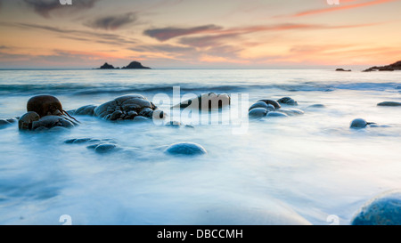 Porth Nanven coucher de soleil sur la crique rocheuse, près de Land's End, Cornwall, Angleterre, Royaume-Uni, Europe Banque D'Images