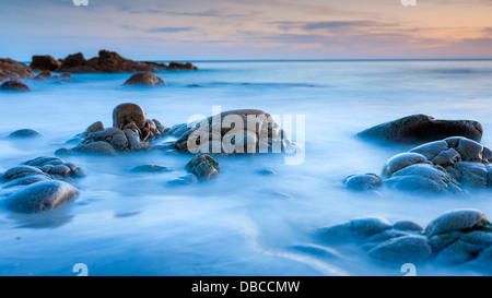 Porth Nanven coucher de soleil sur la crique rocheuse, près de Land's End, Cornwall, Angleterre, Royaume-Uni, Europe Banque D'Images