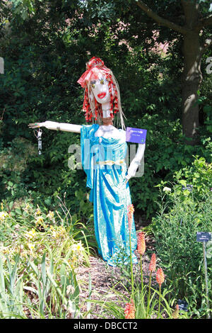 Sentier de l'épouvantail avec 'S*strictement Come Dancing' épouvantails à thème conçu par des groupes locaux de l'Institut des femmes placées dans les jardins. L'événement s'est déroulé du 19 juillet au 18 août 2013 à la Royal Horticultural Society Jardin Wisley, Woking, Surrey, Angleterre, Royaume-Uni. Crédit : Ian bouteille/Alamy Live News Banque D'Images