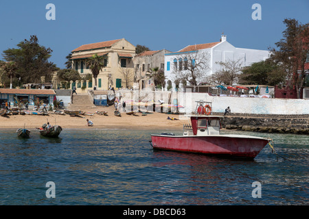 Maisons au bord de l'île de Gorée au Sénégal, au bord de l'eau. Banque D'Images