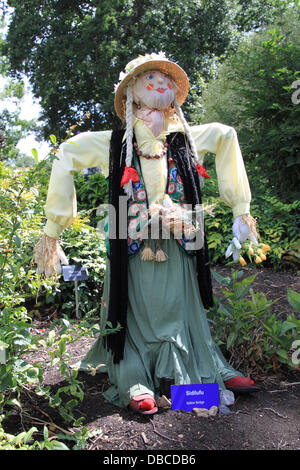 Sentier de l'épouvantail avec 'S*strictement Come Dancing' épouvantails à thème conçu par des groupes locaux de l'Institut des femmes placées dans les jardins. L'événement s'est déroulé du 19 juillet au 18 août 2013 à la Royal Horticultural Society Jardin Wisley, Woking, Surrey, Angleterre, Royaume-Uni. Crédit : Ian bouteille/Alamy Live News Banque D'Images