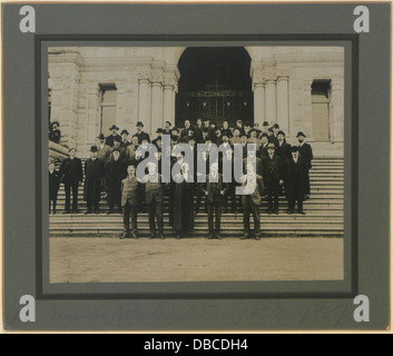 Photographie des membres de l'Assemblée législative de la Colombie-Britannique prise en 1907. L'image montre les politiciens de l'époque, représentant le gouvernement provincial du Canada. Banque D'Images