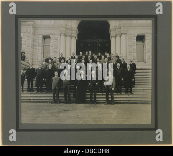 Cette photographie montre des membres de l'Assemblée législative de la Colombie-Britannique en 1907. Il saisit les personnalités politiques de l’époque, donnant un aperçu de la gouvernance de la province au début du XXe siècle. Banque D'Images