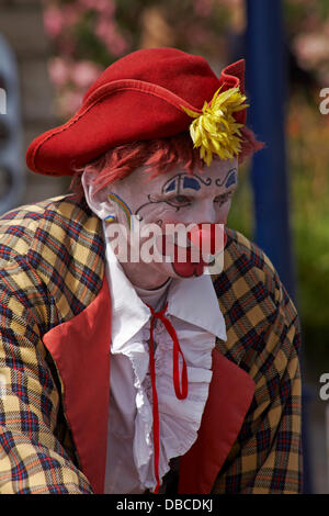 Swanage, Dorset Royaume-Uni 28 juillet 2013. Des milliers de visiteurs descendent sur Swanage pour assister à la procession, dans le cadre de la semaine du carnaval de Swanage. Clown divertissant la foule. Crédit : Carolyn Jenkins/Alay Live News Banque D'Images