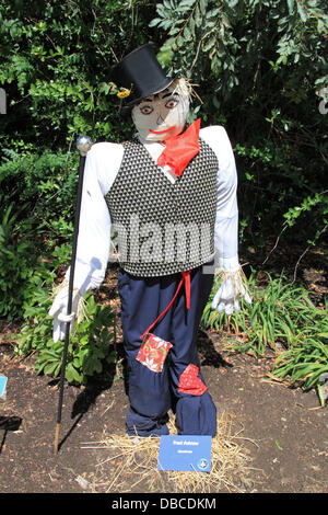 Sentier de l'épouvantail avec 'S*strictement Come Dancing' épouvantails à thème conçu par des groupes locaux de l'Institut des femmes placées dans les jardins. L'événement s'est déroulé du 19 juillet au 18 août 2013 à la Royal Horticultural Society Jardin Wisley, Woking, Surrey, Angleterre, Royaume-Uni. Crédit : Ian bouteille/Alamy Live News Banque D'Images