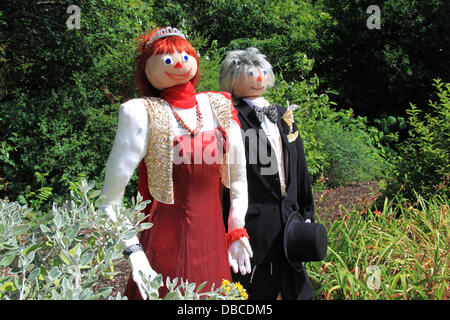 Sentier de l'épouvantail avec 'S*strictement Come Dancing' épouvantails à thème conçu par des groupes locaux de l'Institut des femmes placées dans les jardins. L'événement s'est déroulé du 19 juillet au 18 août 2013 à la Royal Horticultural Society Jardin Wisley, Woking, Surrey, Angleterre, Royaume-Uni. Crédit : Ian bouteille/Alamy Live News Banque D'Images